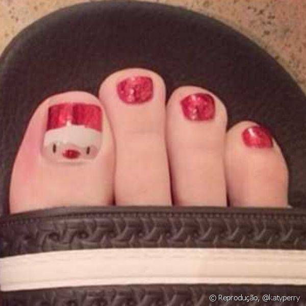 Katy Perry inovou ao decorar as unhas dos pés com um papai Noel